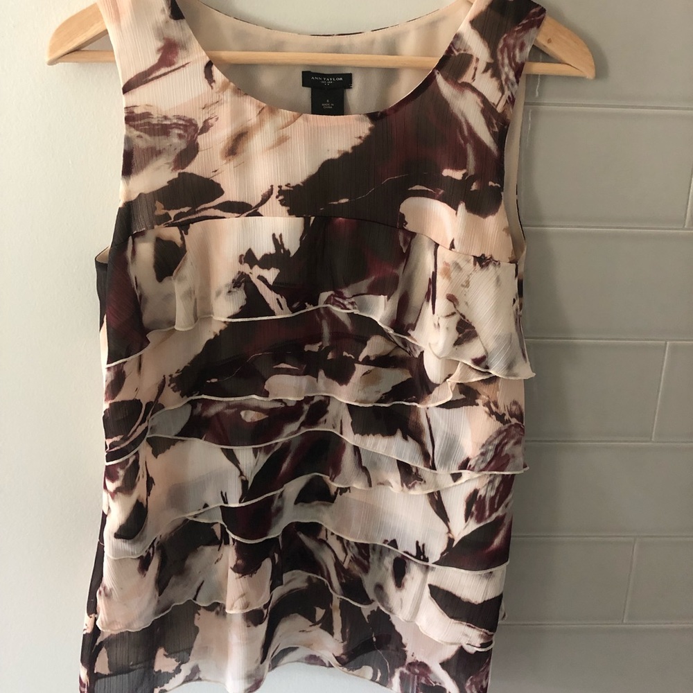 Anne Taylor Ruffled feminine floral top. This top is perfect for spring!